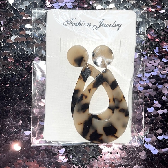 Marble Acrylic Earrings - Picture 4 of 4